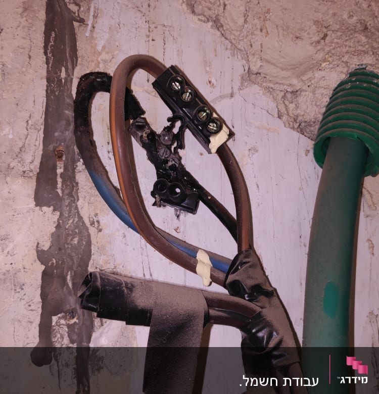 חוטי חשמל עם חיבורים חשופים וקופסת חיבורים